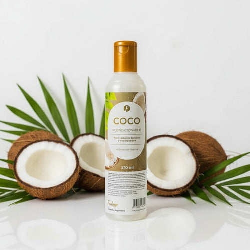 Acondicionador de coco Frilayp de Distriwil en botella de 370ml rodeado de cocos frescos y hojas de palma