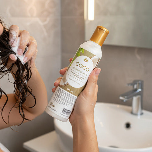 Acondicionador de coco Frilayp de Distriwil en botella de 370ml siendo aplicado en el cabello en un baño