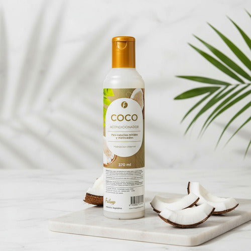 Acondicionador de coco Frilayp de Distriwil en botella de 370ml sobre una base de mármol con trozos de coco fresco.