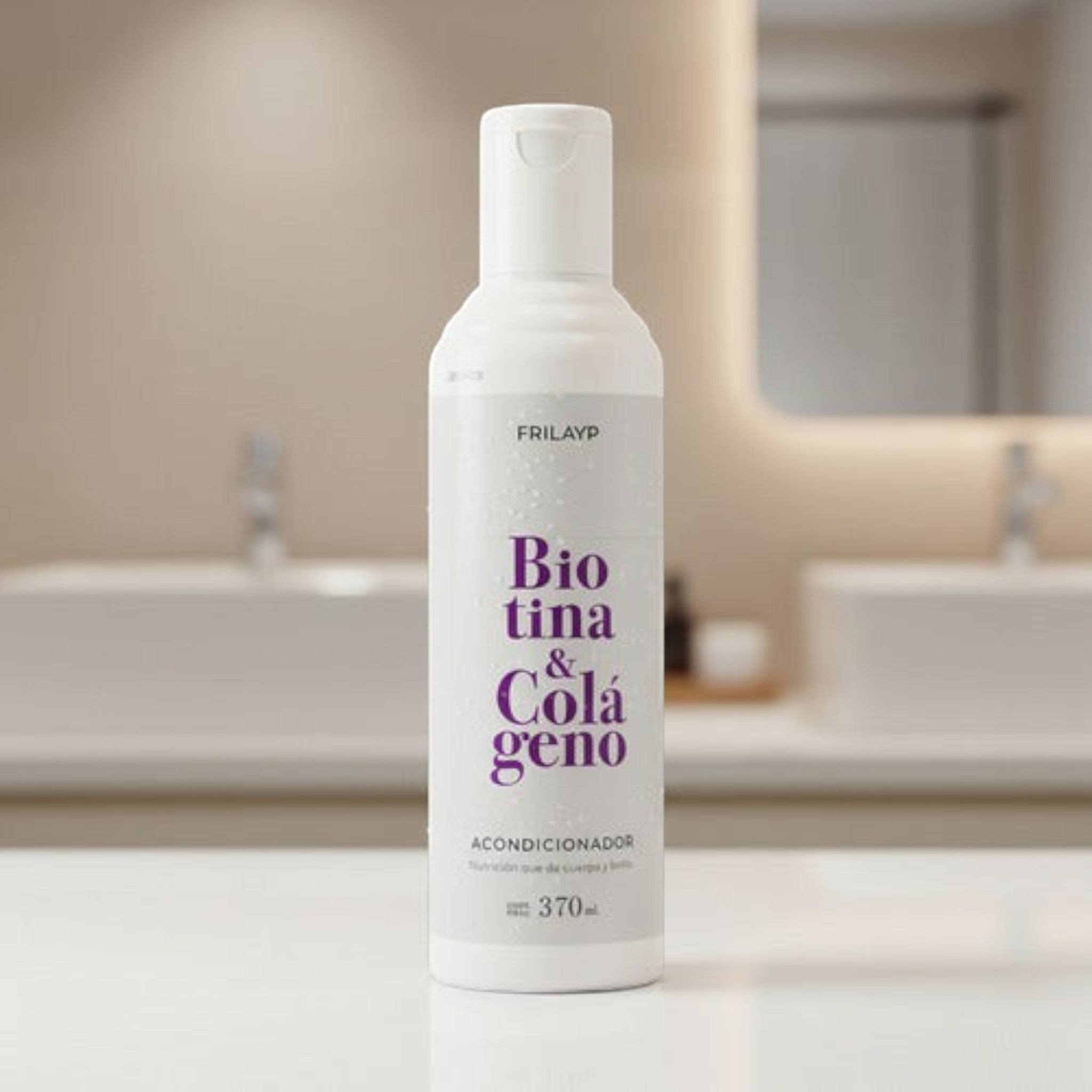 Acondicionador Frilayp Biotina y Colágeno de Distriwil en envase blanco de 370ml sobre una encimera de baño.