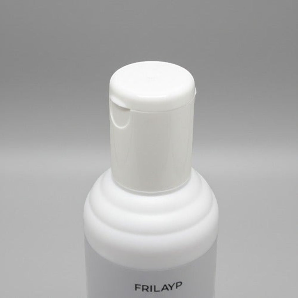 Acondicionador Frilayp con biotina y colágeno en envase blanco de 370ml disponible en Distriwil