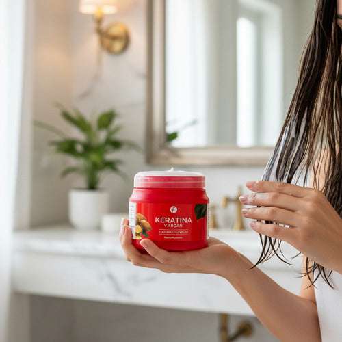 Mujer sosteniendo envase rojo de baño de crema Distriwil con keratina y argán para el cuidado del cabello en el baño