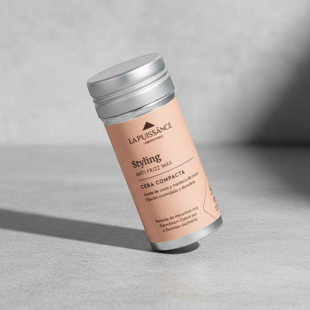 Cera compacta antifrizz Distriwil La Puissance en envase cilíndrico color salmón con tapa plateada