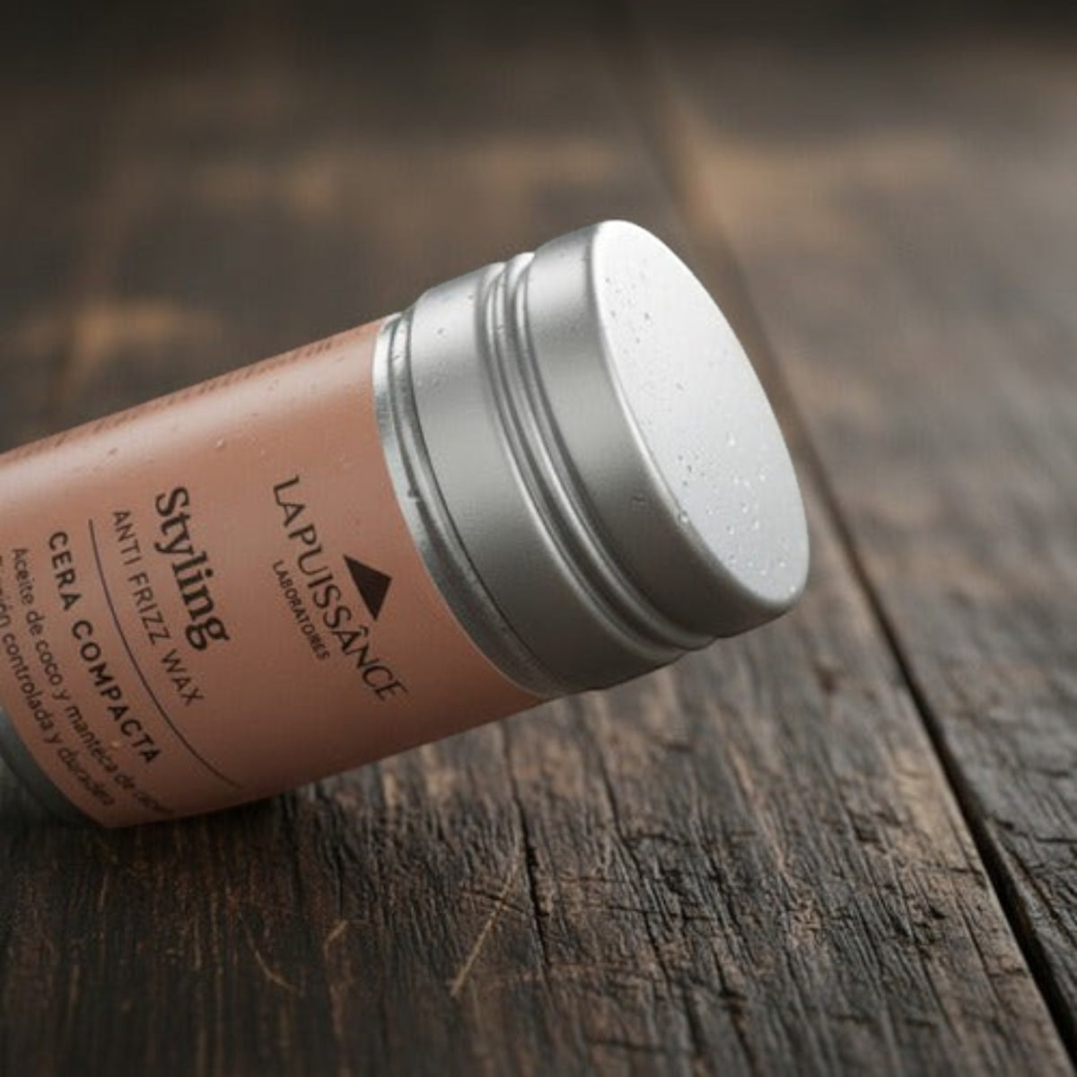 Cera compacta antifrizz Distriwil La Puissance en envase cilíndrico color rosa sobre superficie de madera rústica