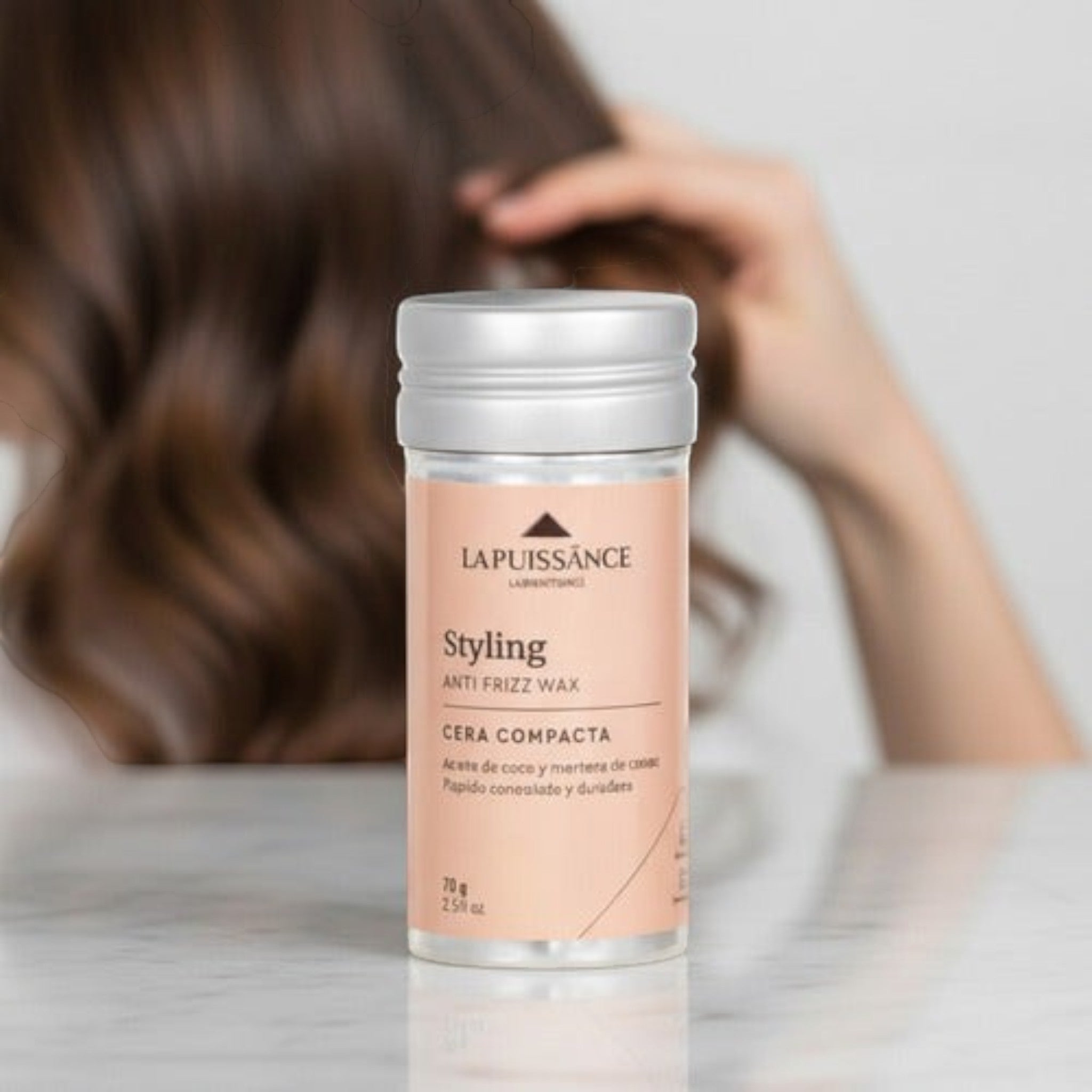 Cera modeladora antifrizz La Puissance de Distriwil con aceite de coco y manteca de cacao en envase cilíndrico
