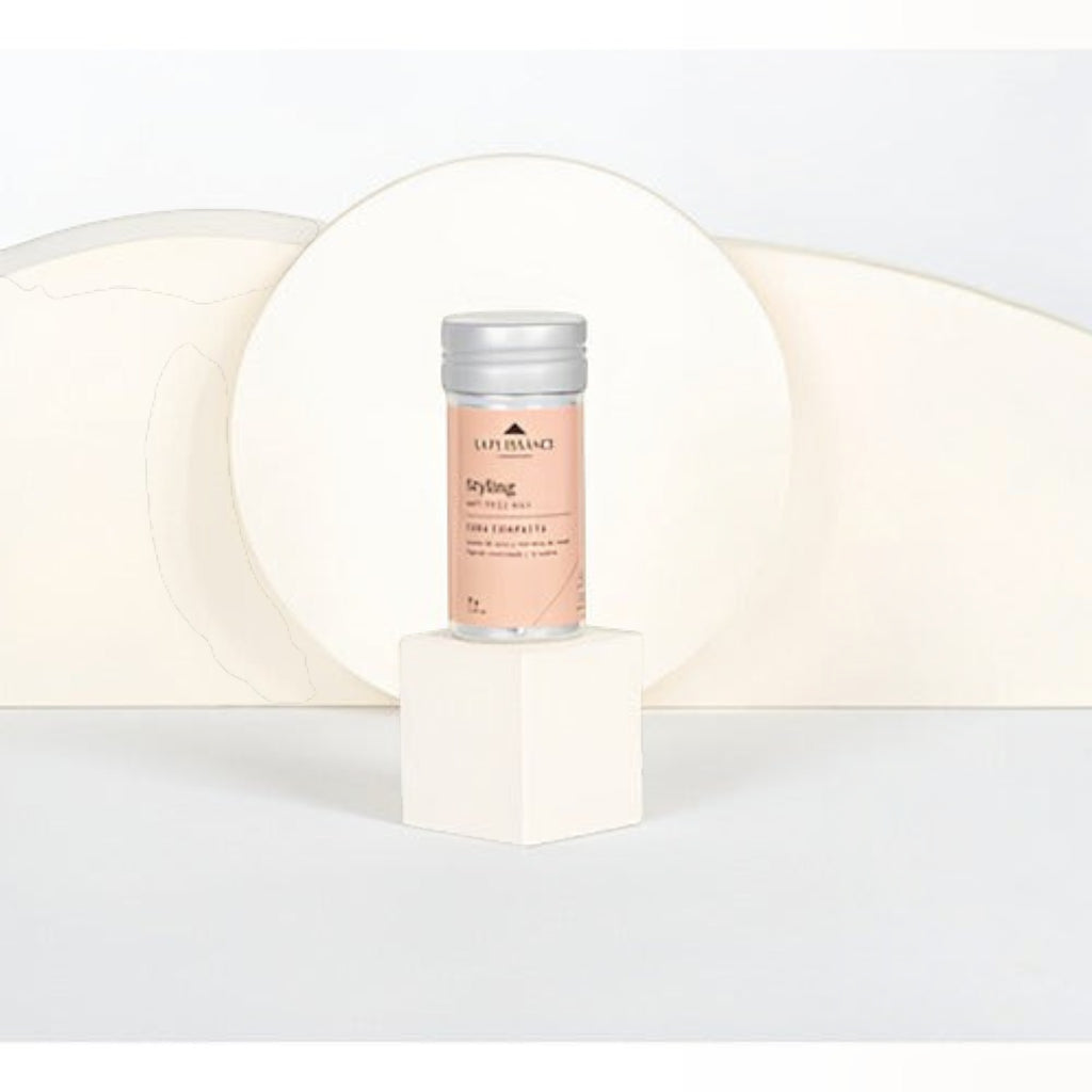 Cera modeladora antifrizz La Puissance de Distriwil en envase cilíndrico sobre pedestal blanco
