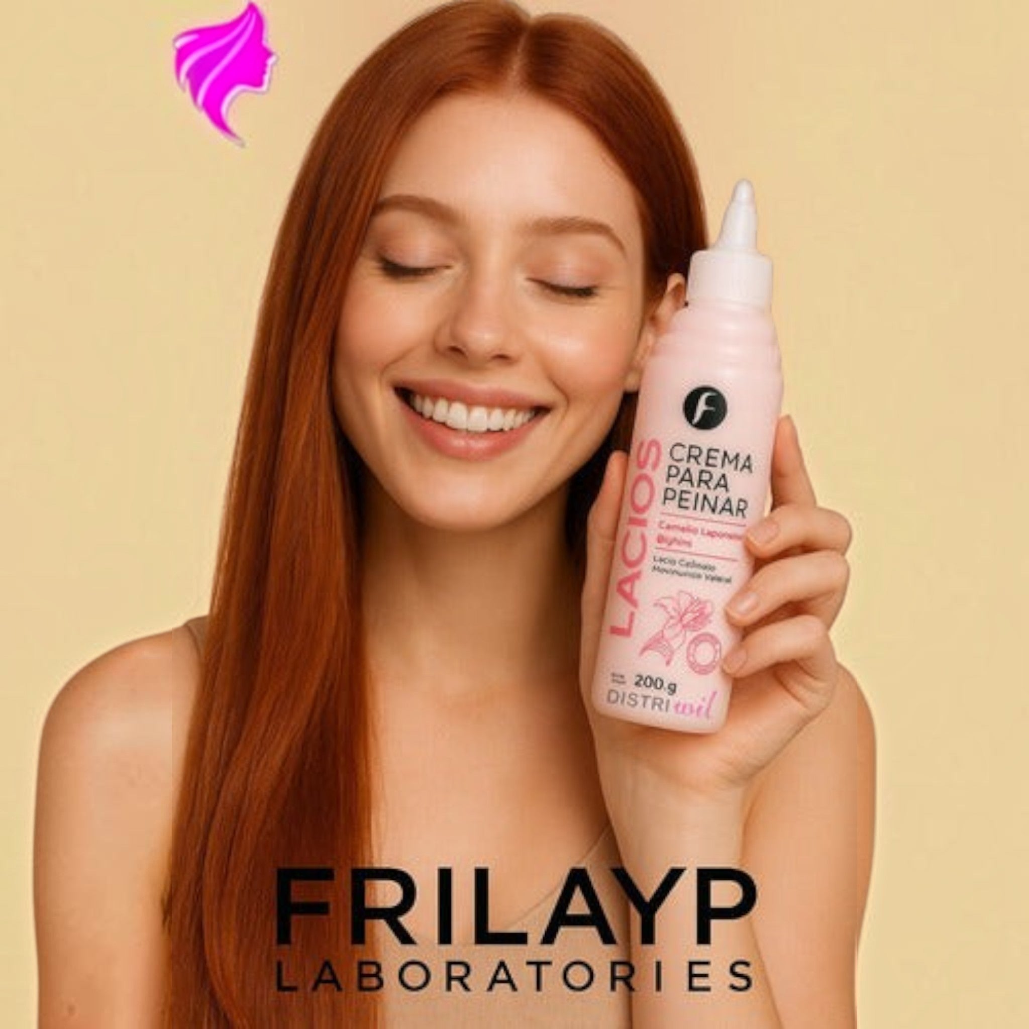Mujer pelirroja sonriente sosteniendo crema para peinar Distriwil Frilayp de 200g con camelia japonesa y biotina