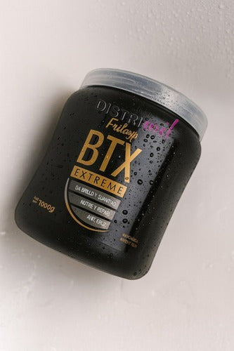 Tarro negro de crema capilar Distriwil Frilayp BTX Extreme de 1000g con gotas de agua sobre superficie clara