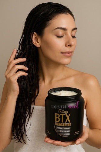 Mujer con cabello hidratado sosteniendo un pote de crema capilar Distriwil Frilayp BTX Extreme para reconstrucción