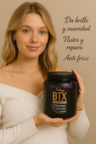 Mujer rubia sosteniendo un tarro negro de crema capilar Distriwil Frilayp Botox para reparar y dar brillo al cabello