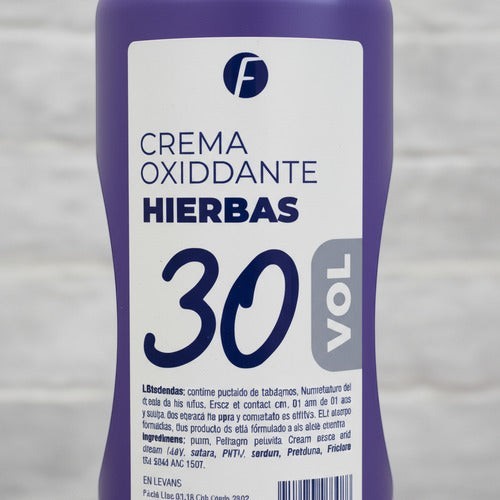 Botella de crema oxidante Distriwil Frilayp de 30 volúmenes con extractos de hierbas en envase morado de 920ml