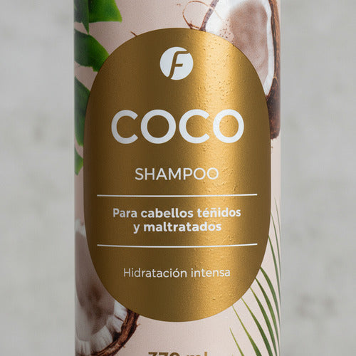 Frasco de shampoo de coco Distriwil para cabellos teñidos y maltratados con etiqueta dorada y diseño tropical