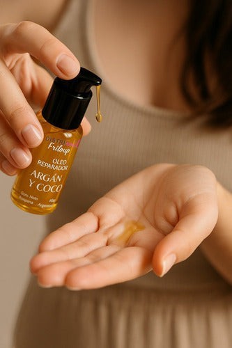 Kit Booster Frilayp Distriwil con aceite de argán y coco en envase dosificador aplicado en la palma de la mano