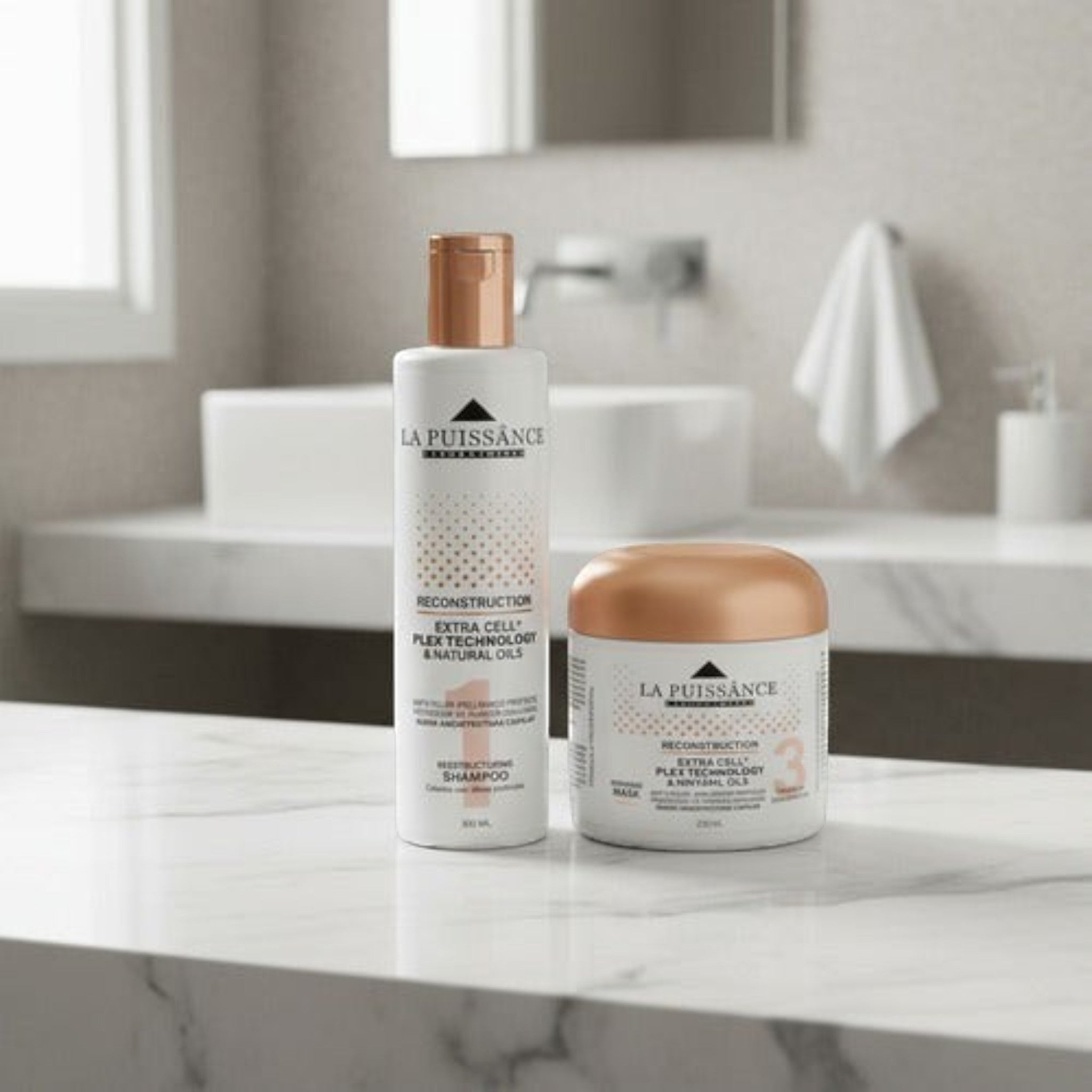 Kit Distriwil La Puissance Extra Cell con shampoo y máscara de reconstrucción capilar en envases blancos y dorados.
