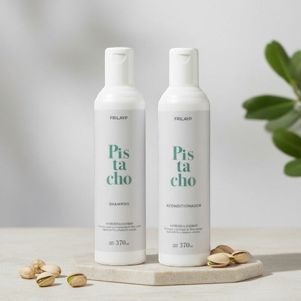 Kit Distriwil Frilayp de shampoo y acondicionador de pistacho en botellas blancas de 370ml sobre base de piedra