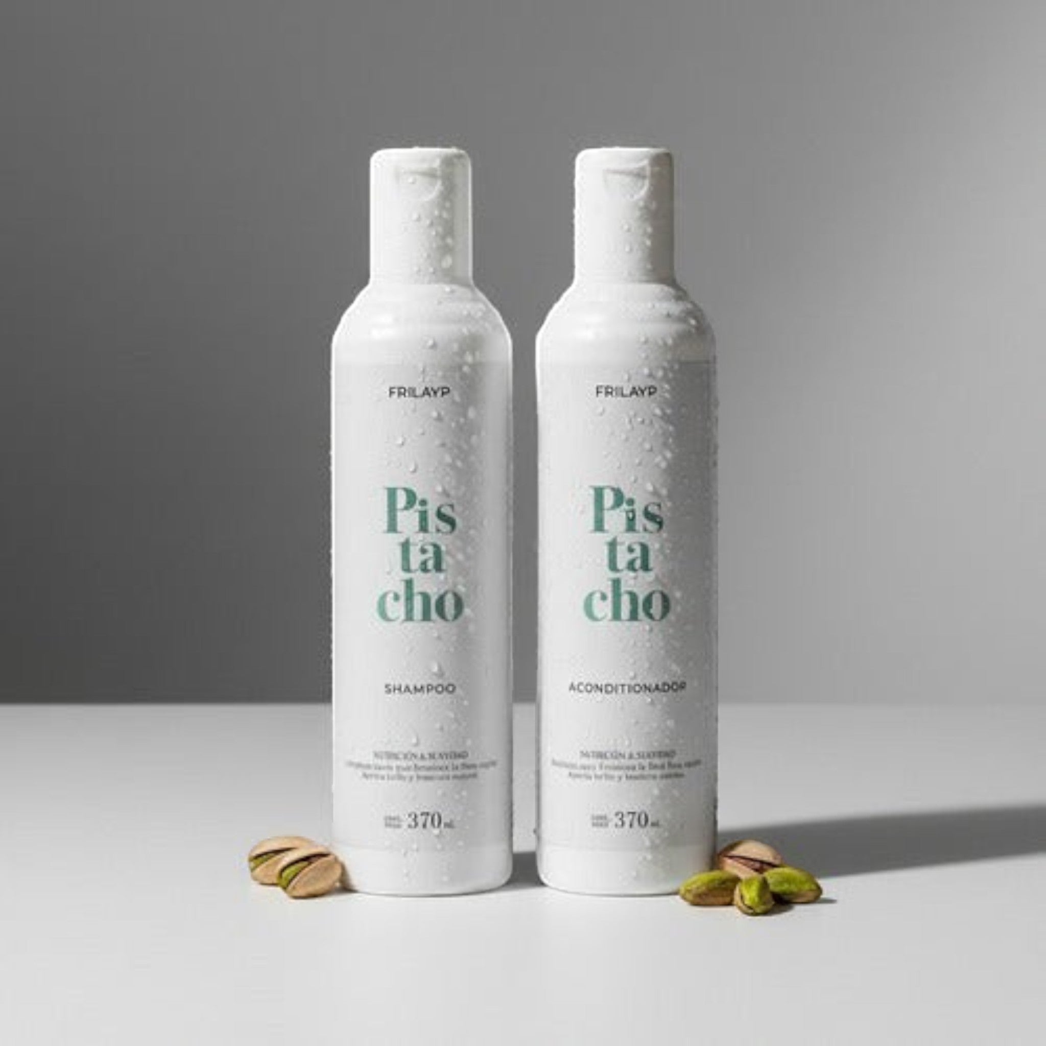 Kit Distriwil Frilayp de shampoo y acondicionador de pistacho en botellas blancas con gotas de agua y pistachos