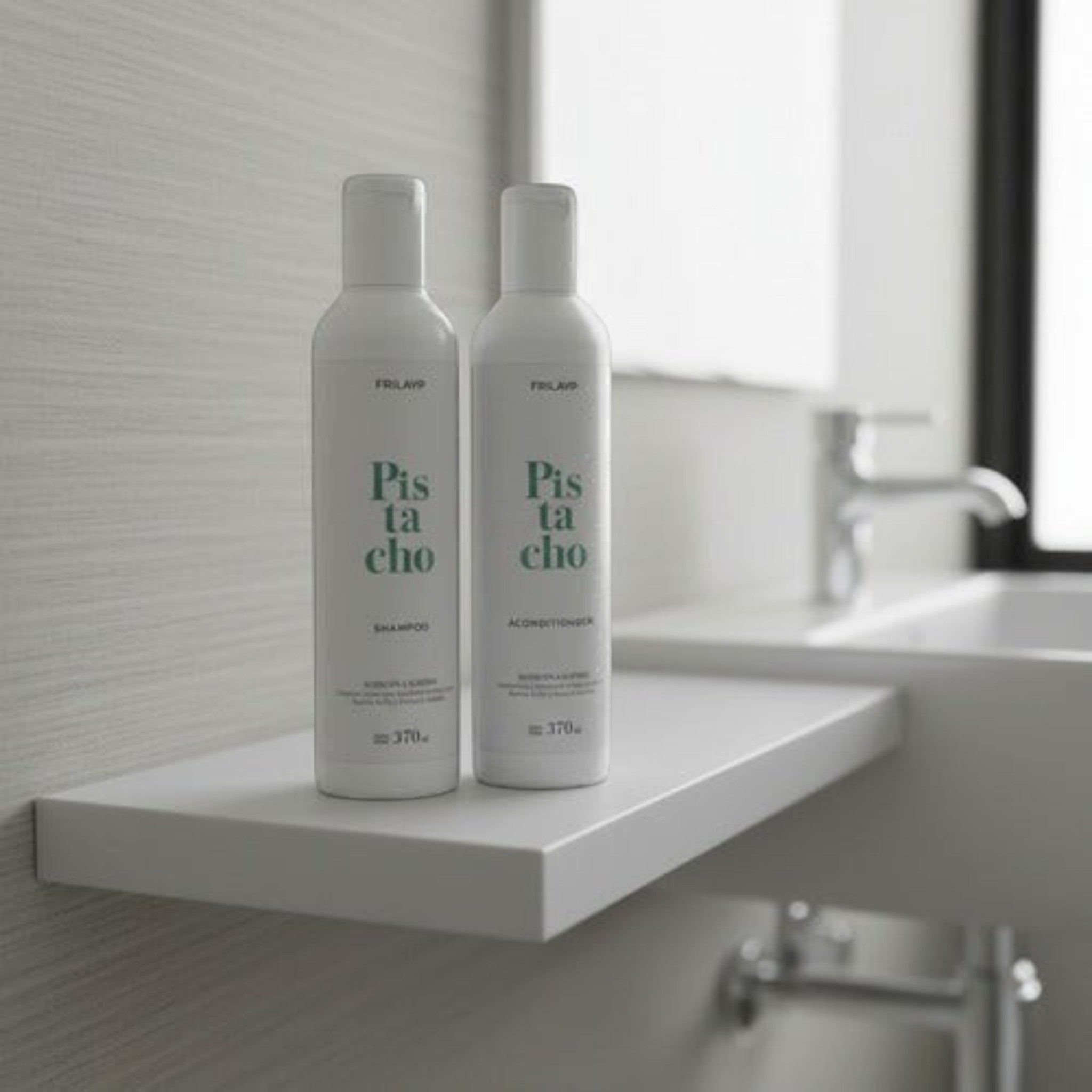 Kit Distriwil Frilayp de shampoo y acondicionador de pistacho en botellas blancas sobre estante de baño moderno