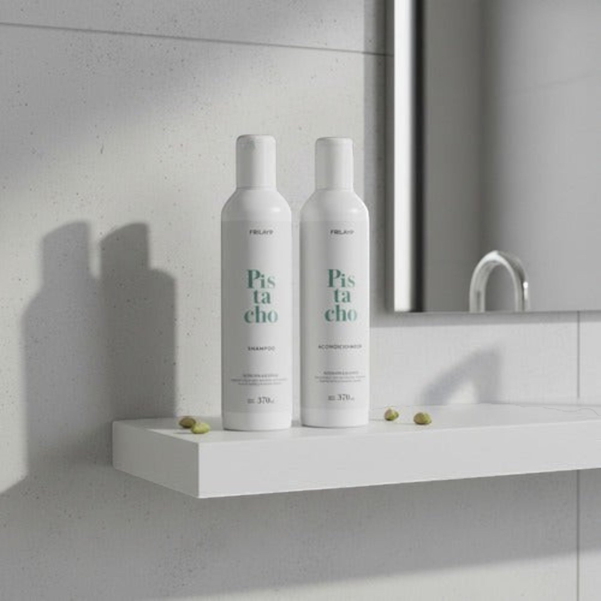 Kit Distriwil Frilayp de shampoo y acondicionador de pistacho en botellas blancas sobre estante de baño moderno