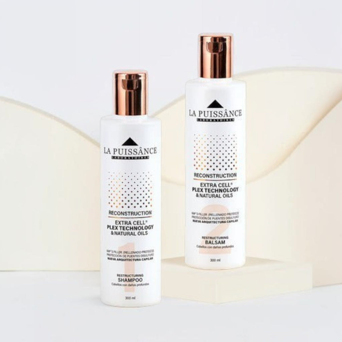 Kit Distriwil La Puissance Extra Cell con shampoo y acondicionador reparadores para cabello dañado en envases blancos.