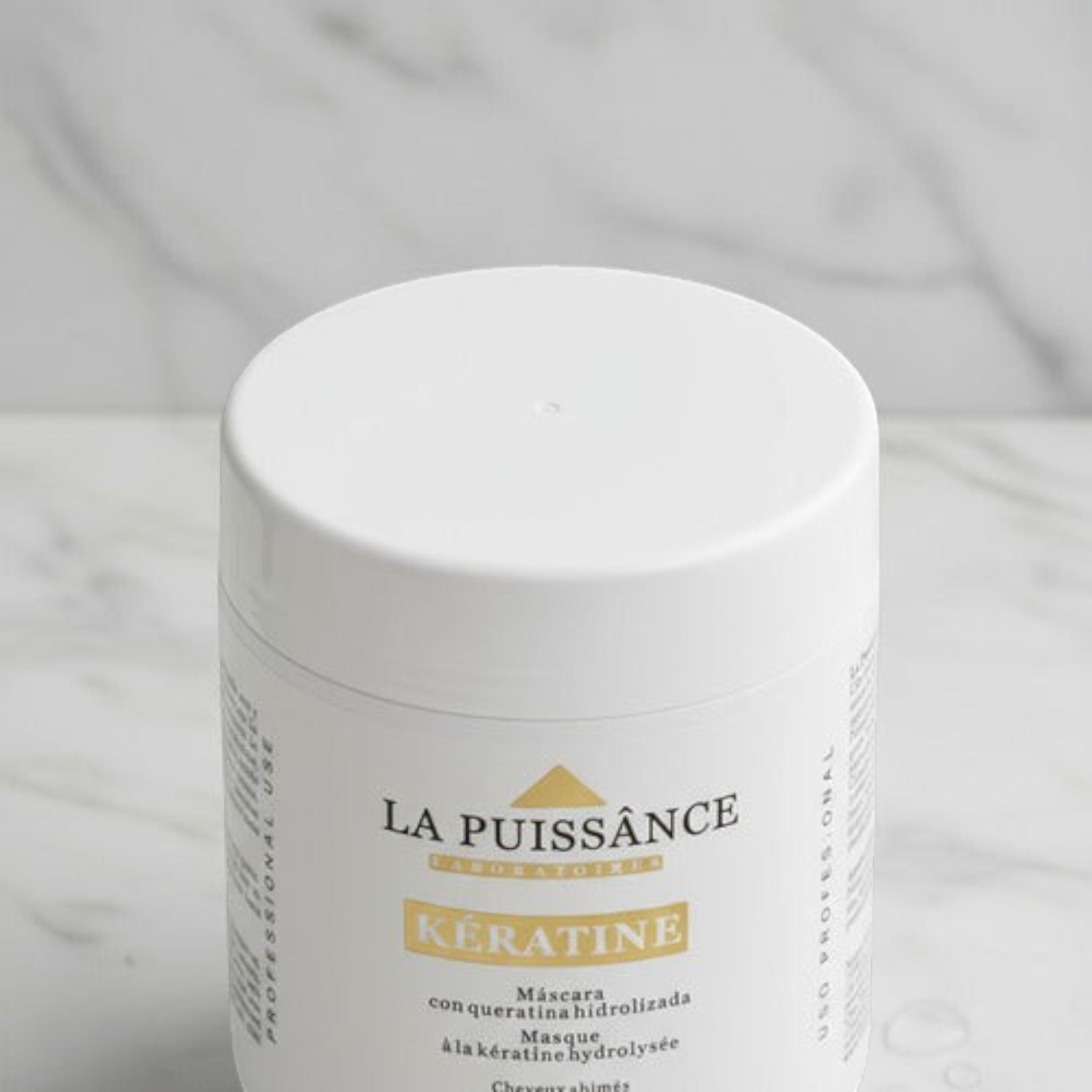 Máscara capilar La Puissance Keratina Antifrizz de 500ml para cabello dañado, marca Distriwil en envase blanco