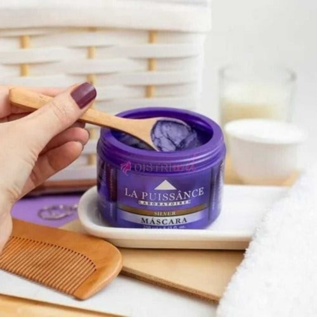 Mascarilla matizadora violeta La Puissance de Distriwil en tarro morado con cuchara de madera para cabellos rubios