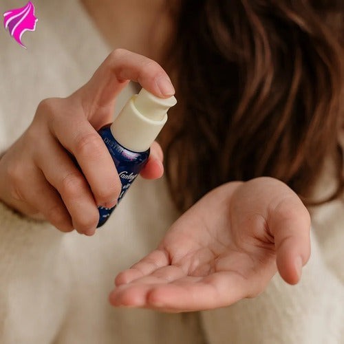 Persona aplicando serum capilar hidratante Distriwil en la palma de la mano con dosificador para cabello seco