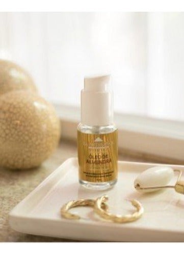 Serum reparador Distriwil de aceite de almendras en frasco con dosificador sobre bandeja decorativa