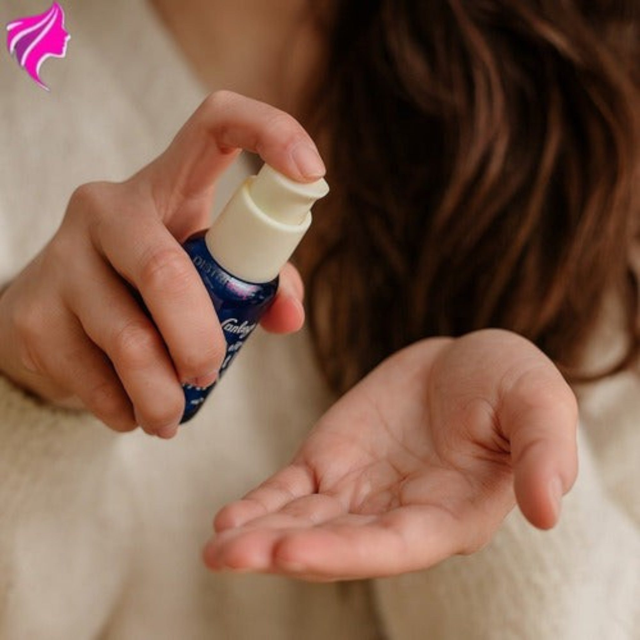 Persona aplicando serum reparador Distriwil de argán y coco en la palma de la mano para el cuidado del cabello