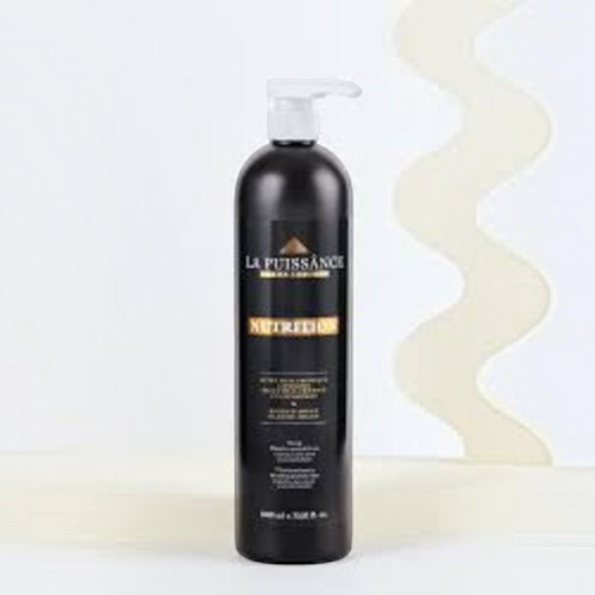 Botella de shampoo La Puissance con aceite de argán de 1000 ml en envase negro con dosificador, vendido por Distriwil