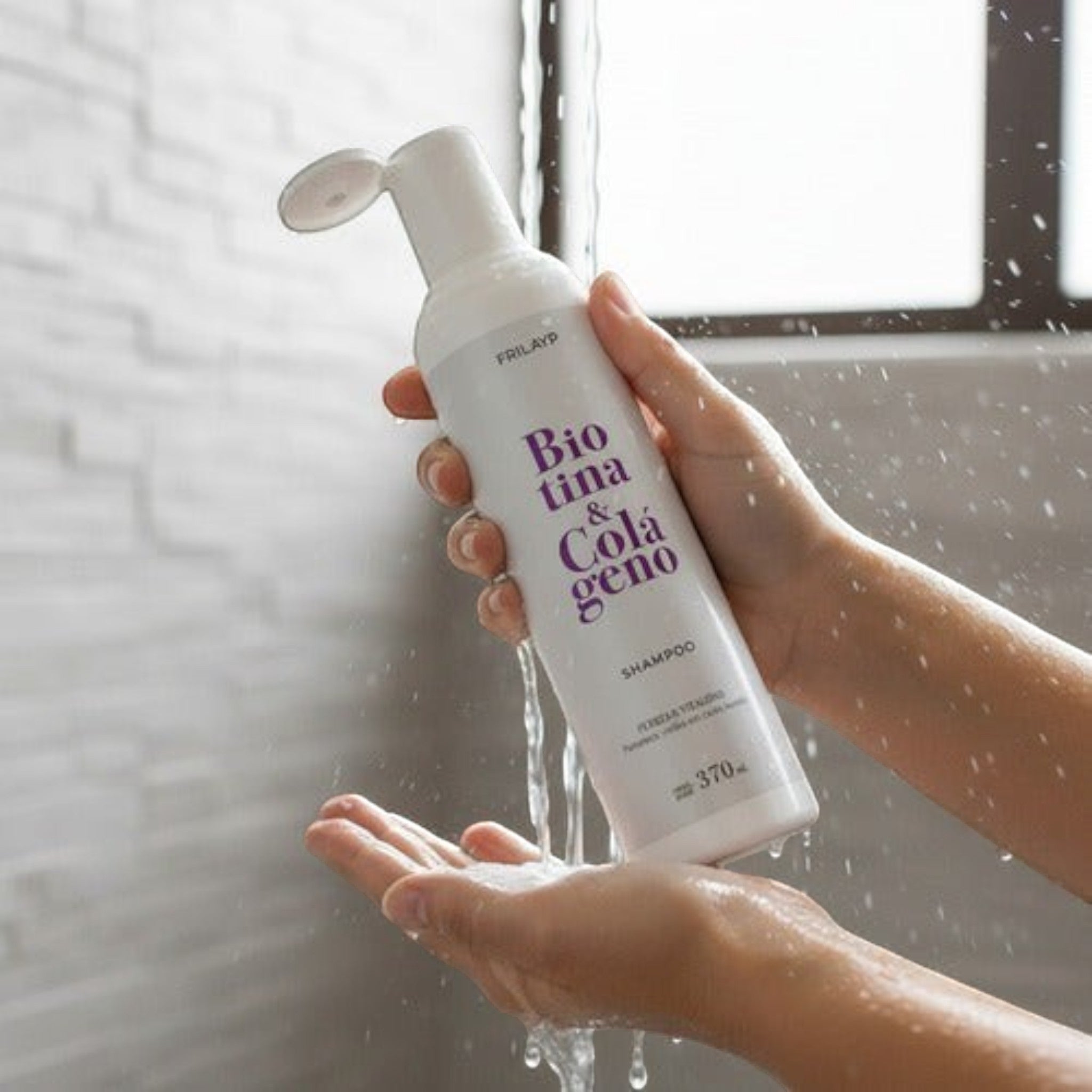 Kit Distriwil Frilayp de shampoo con biotina y colágeno en envase blanco bajo el agua para cuidado capilar