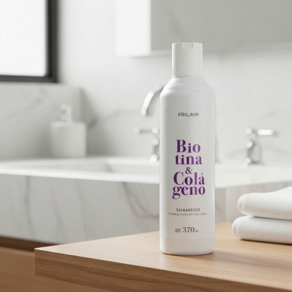 Shampoo Distriwil Frilayp con biotina y colágeno en envase blanco de 370ml sobre una mesa de madera en un baño