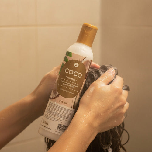 Botella de Shampoo Coco Frilayp de 370ml de Distriwil siendo aplicada en cabello teñido y maltratado