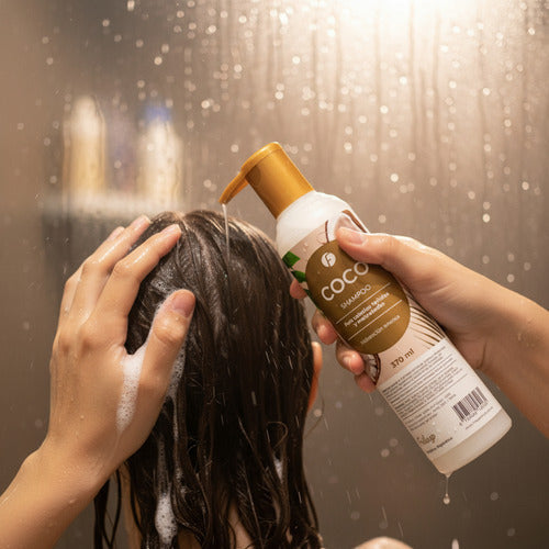 Shampoo de coco Frilayp de Distriwil aplicado en cabello húmedo, ideal para reparar cabellos teñidos y maltratados.