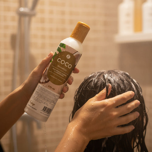Shampoo de coco Frilayp de Distriwil para cabellos teñidos y maltratados siendo aplicado en la ducha