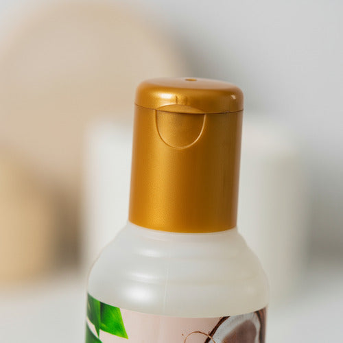 Shampoo de coco Frilayp de Distriwil para cabello teñido y maltratado en envase de 370ml con tapa dorada