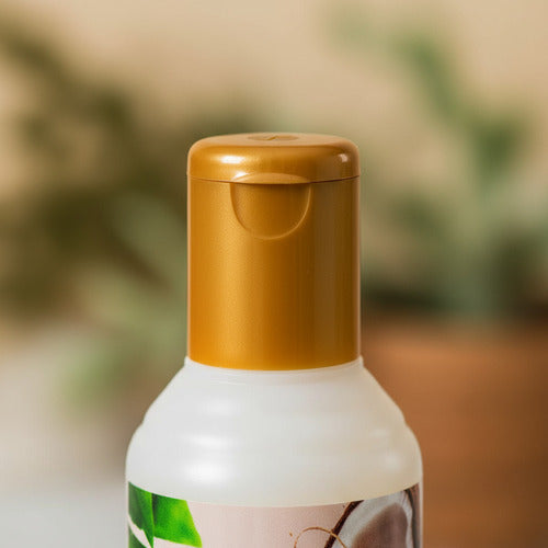 Frasco de shampoo de coco Frilayp de Distriwil con tapa dorada, ideal para cabellos teñidos y maltratados
