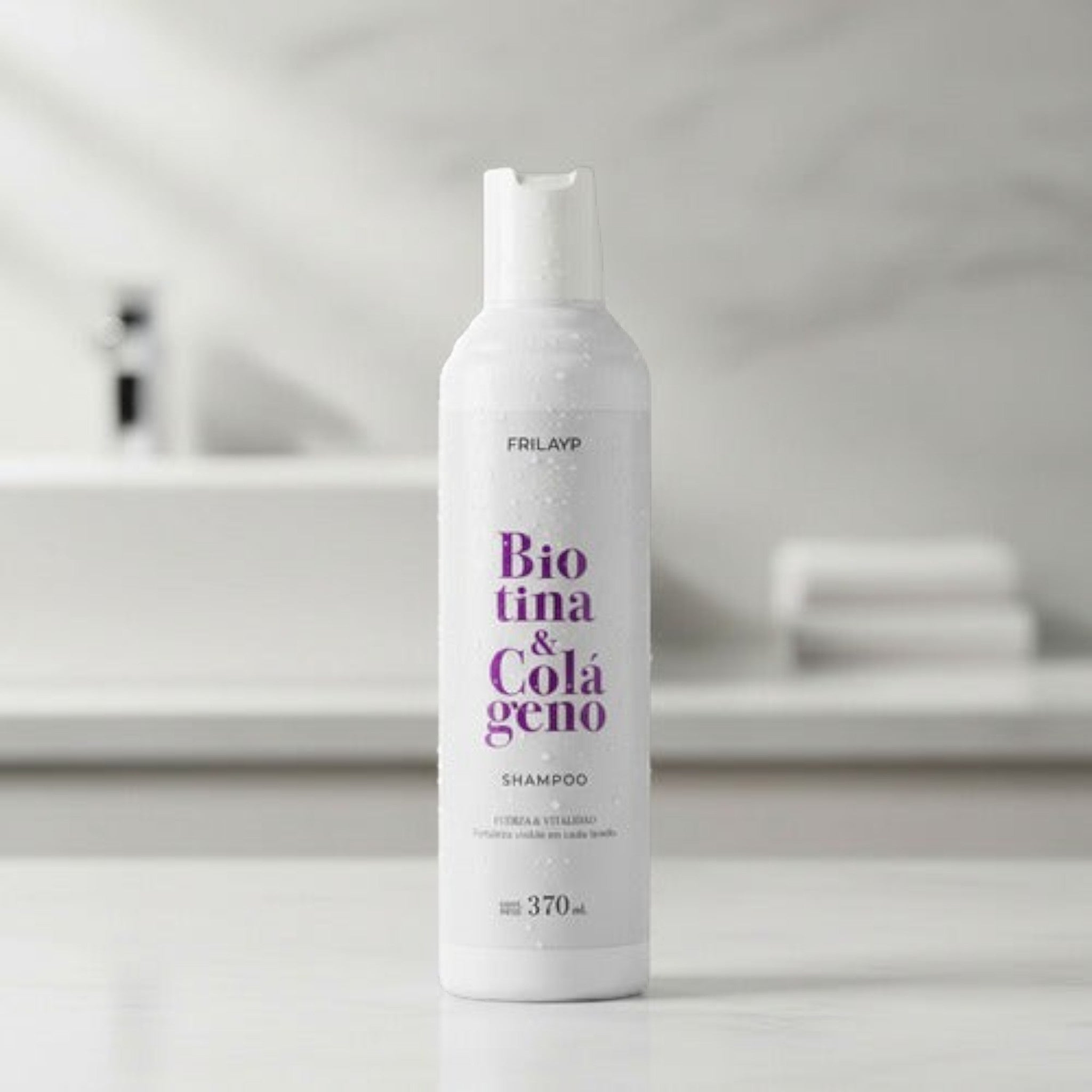 Shampoo Distriwil Frilayp con biotina y colágeno en envase blanco de 370ml para fortalecer y dar vitalidad al cabello