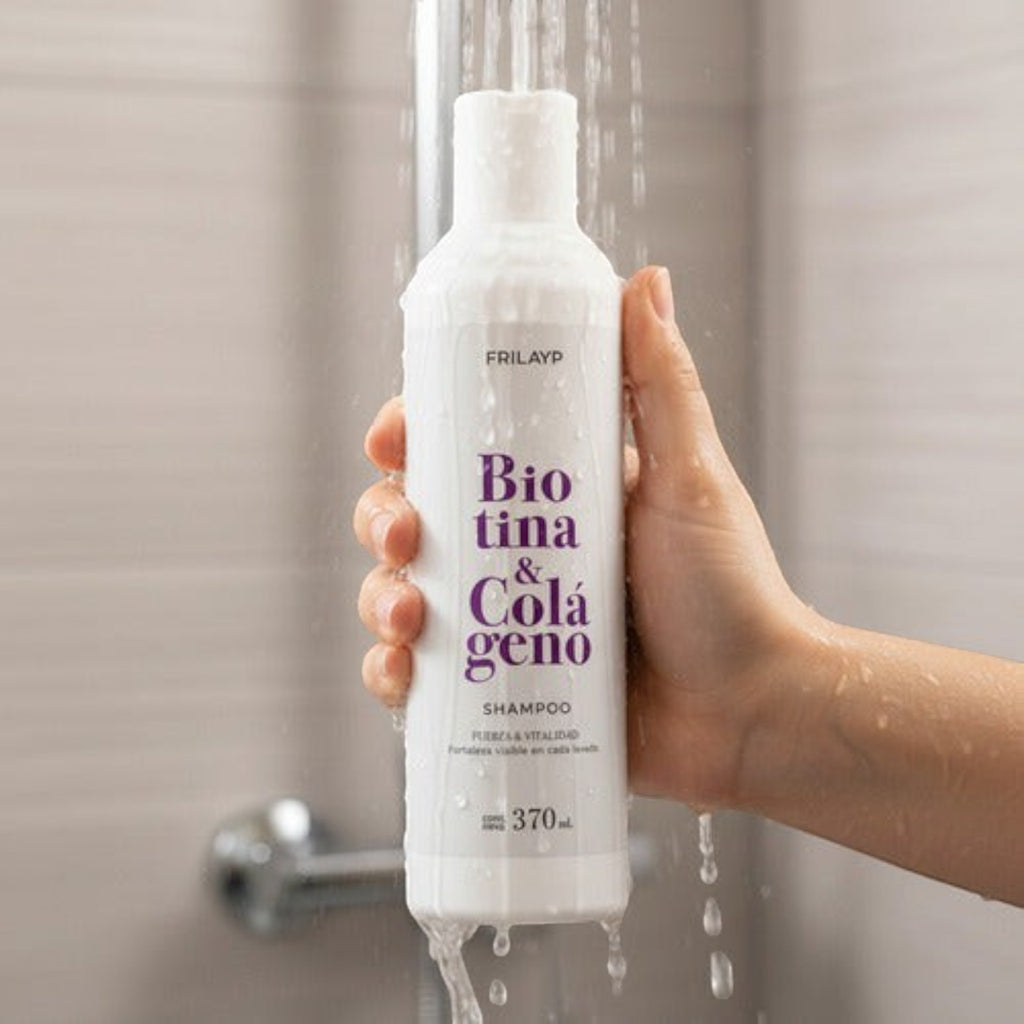 Botella de shampoo Distriwil Frilayp con biotina y colágeno siendo sostenida bajo el agua en la ducha