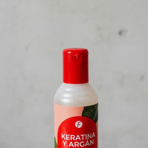 Shampoo Distriwil Frilayp con keratina y argán en envase de 370ml con tapa roja para todo tipo de cabello