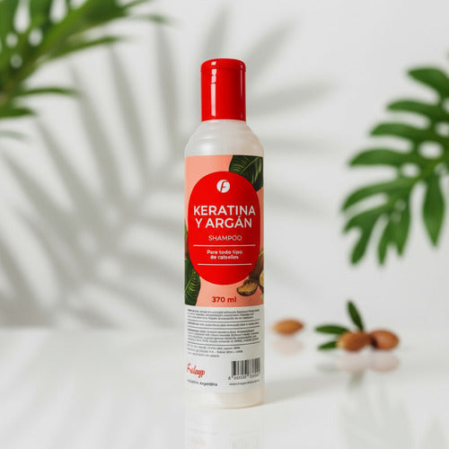 Shampoo Distriwil Frilayp con keratina y argán en envase de 370ml sobre fondo blanco con hojas decorativas