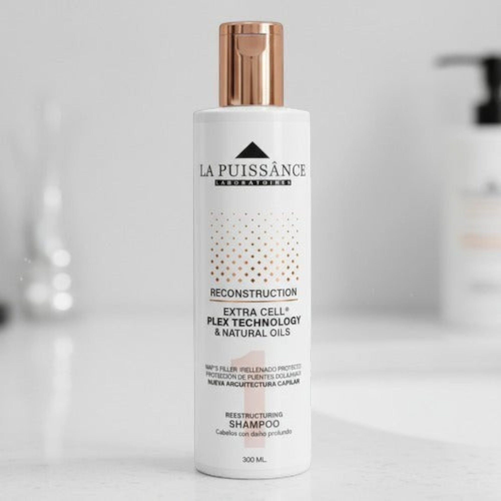 Shampoo Distriwil La Puissance Extra Cell Plex paso 1 para reconstrucción profunda de cabello dañado en envase blanco