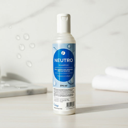 Shampoo neutro Frilayp de 370ml de Distriwil para eliminar residuos del cabello en envase cilíndrico blanco