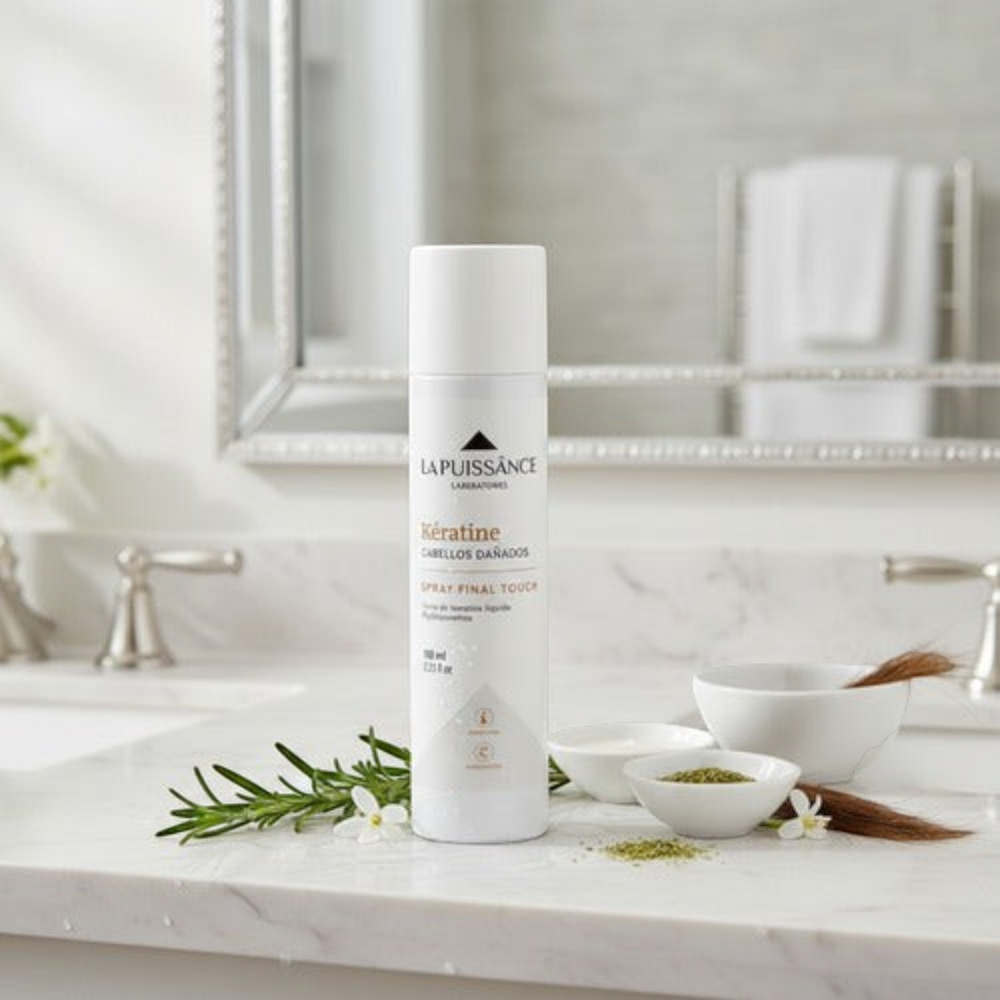 Spray reparador Distriwil La Puissance con keratina para cabello dañado en envase blanco de 100ml sobre encimera