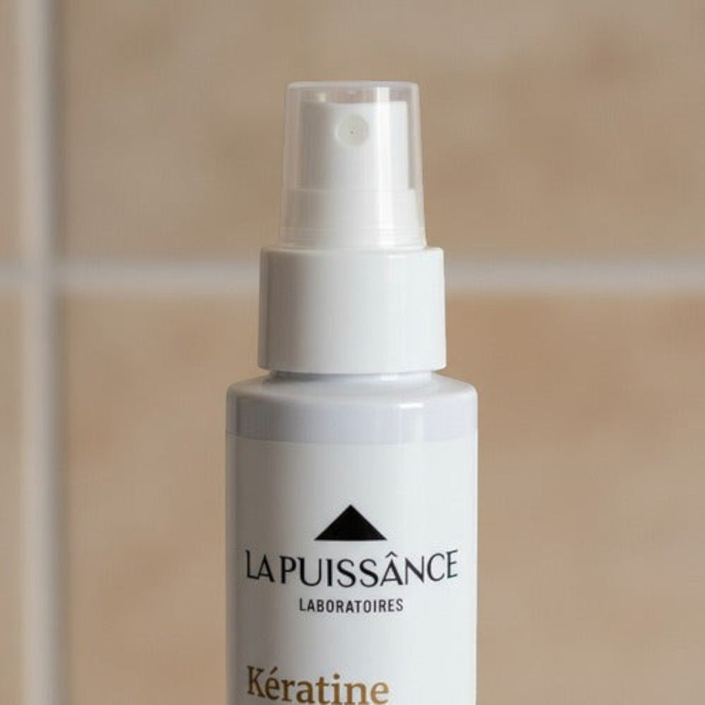 Spray reparador de keratina Distriwil La Puissance para cabello dañado en envase blanco de 100ml