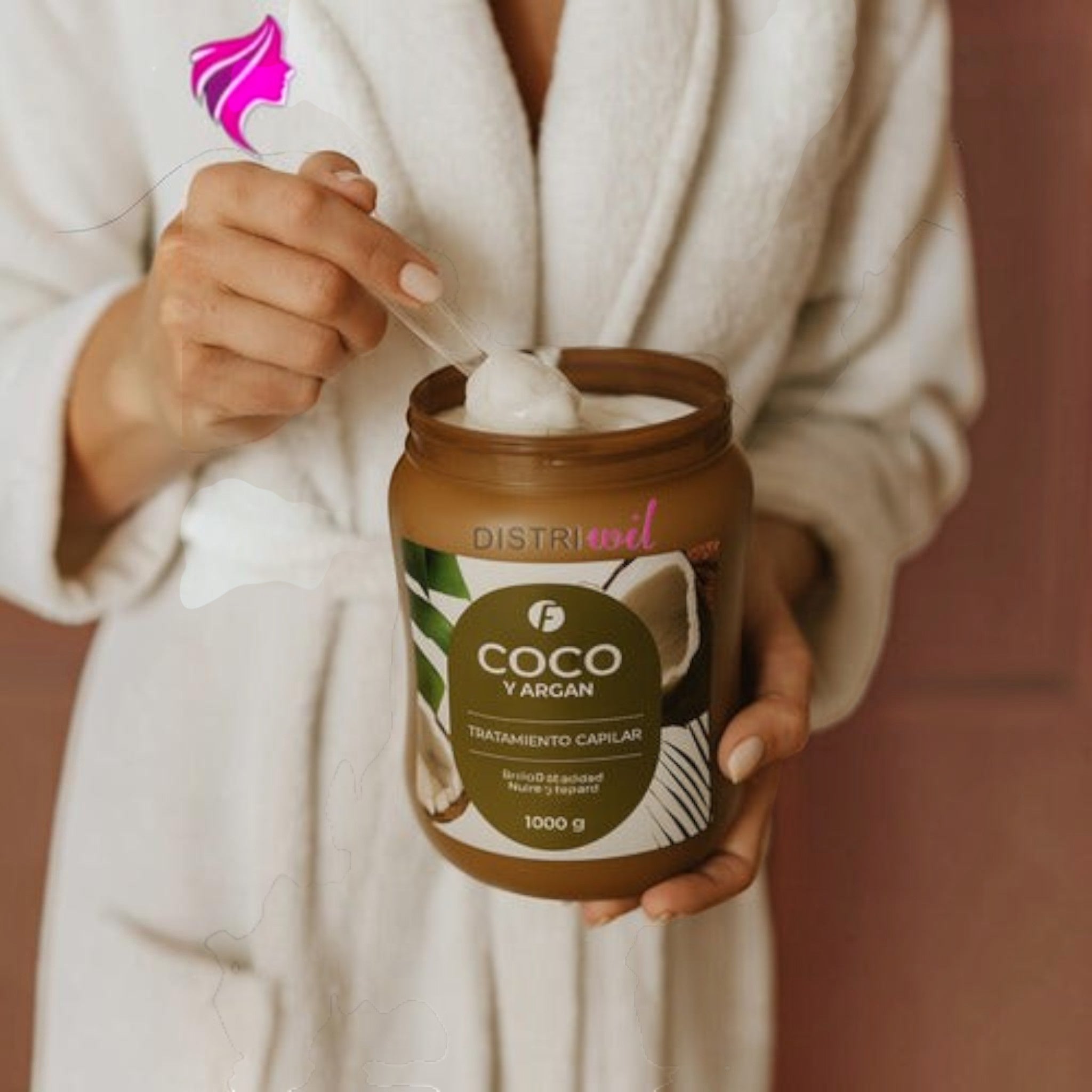 Tratamiento capilar Distriwil de argán y coco en pote de 1000g siendo aplicado con espátula para nutrición profunda