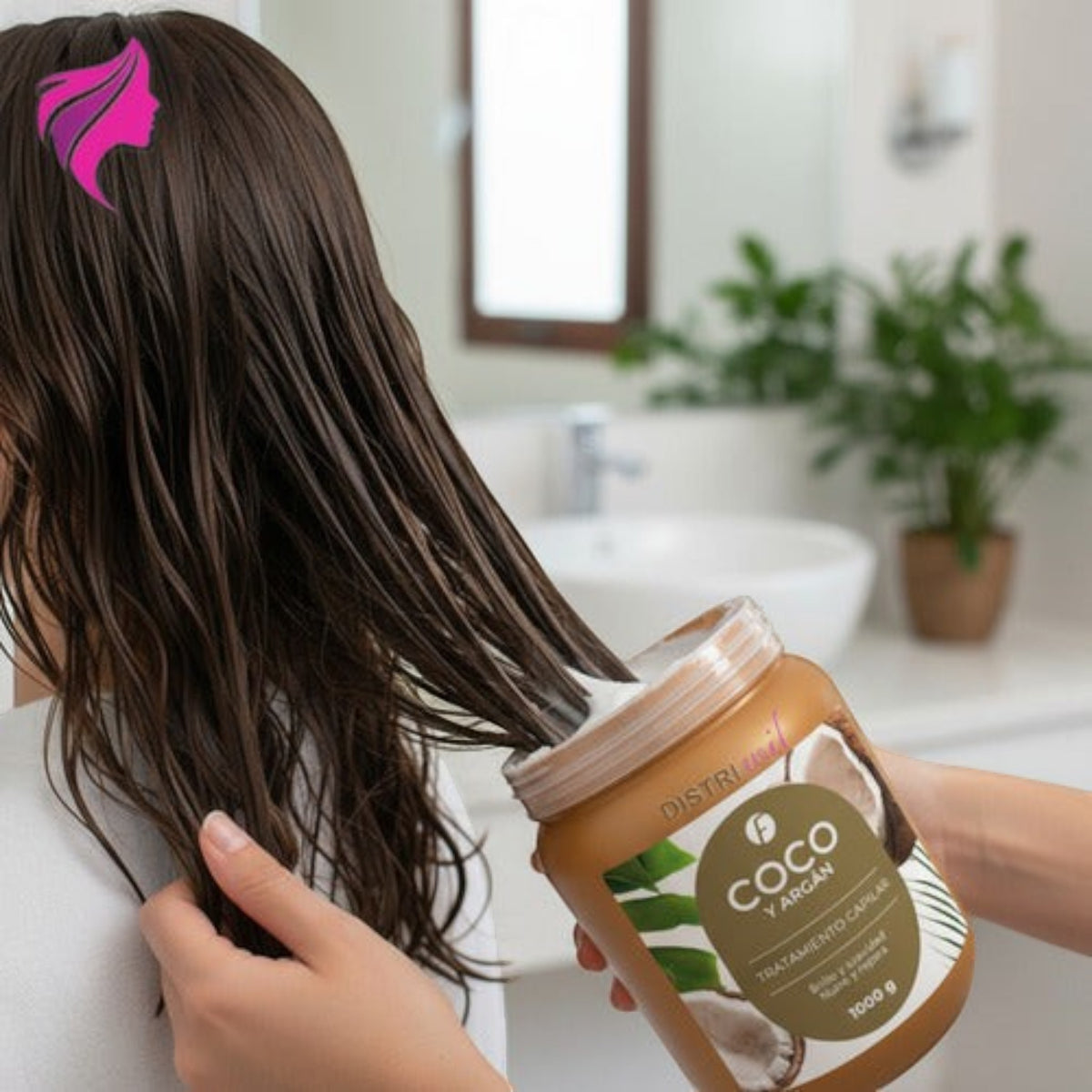Tratamiento capilar Distriwil de argán y coco en pote de 1000g siendo aplicado en cabello húmedo para nutrición