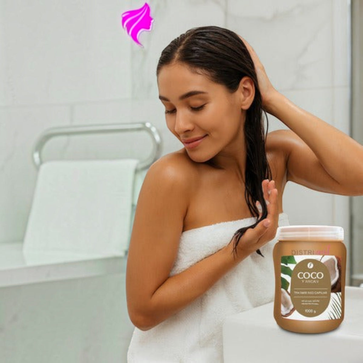 Mujer aplicándose tratamiento capilar nutritivo de coco y argán Distriwil en un baño, envase de 1000g