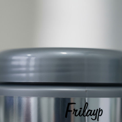 Tapa gris del envase de tratamiento capilar intensivo Silver de Distriwil con logo Frilayp