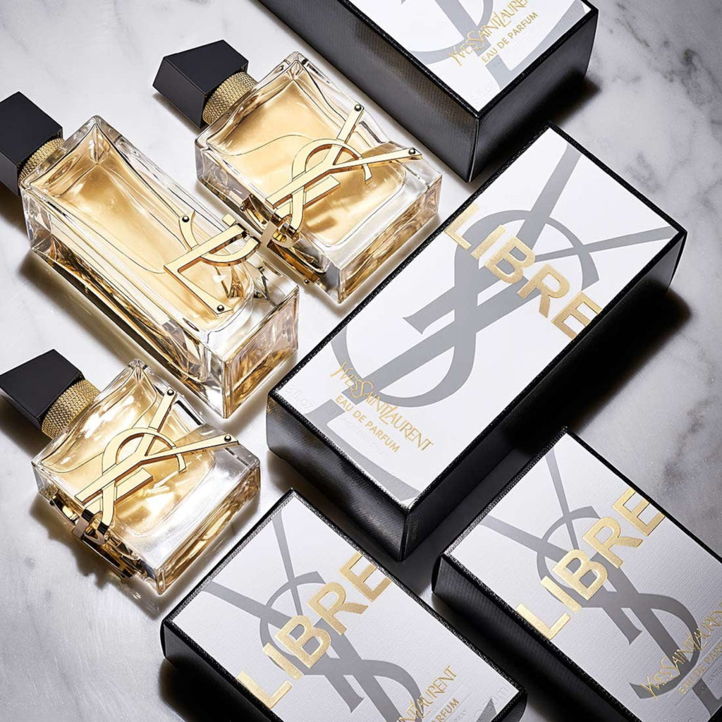 Perfume Yves Saint Laurent Libre EDP de Distriwil con frascos de vidrio y cajas blancas sobre fondo de mármol